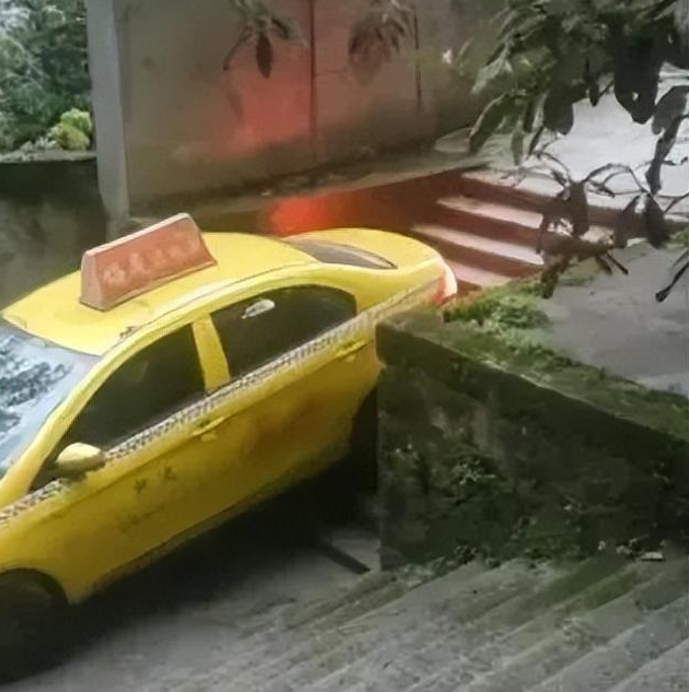 重庆"黄色法拉利"再度出圈,亲历人:人在车上做,魂在后面追_出租车