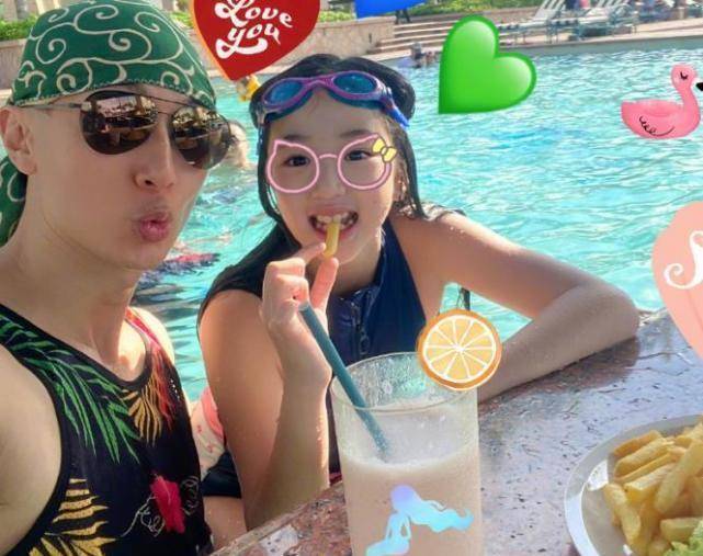 吴尊晒度假照秀肌肉,让max站肩膀上"爸爸力"爆棚,跟女儿合影超帅_nei