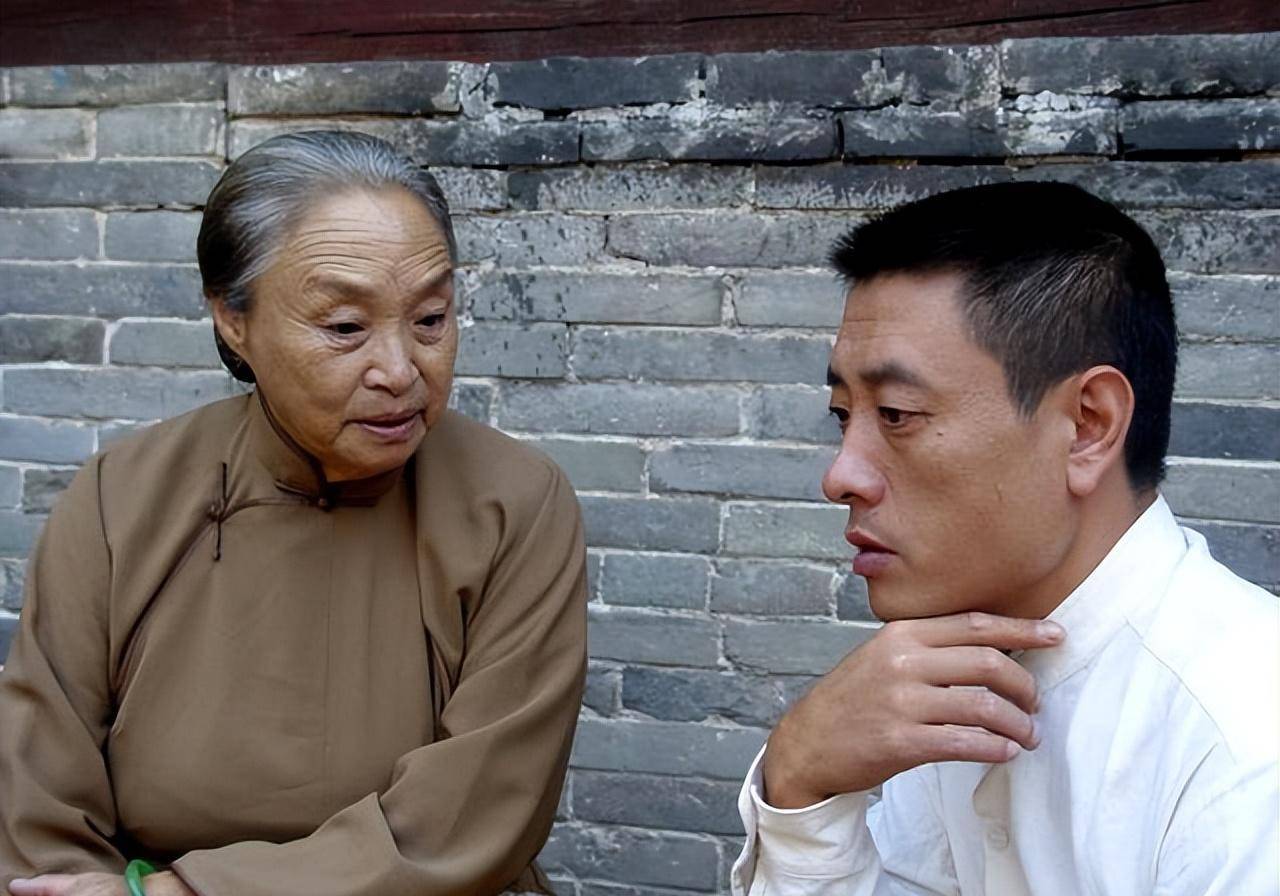 国家一级演员柏青:因病去世千人含泪送别,23岁孙子更是国人骄傲_母亲