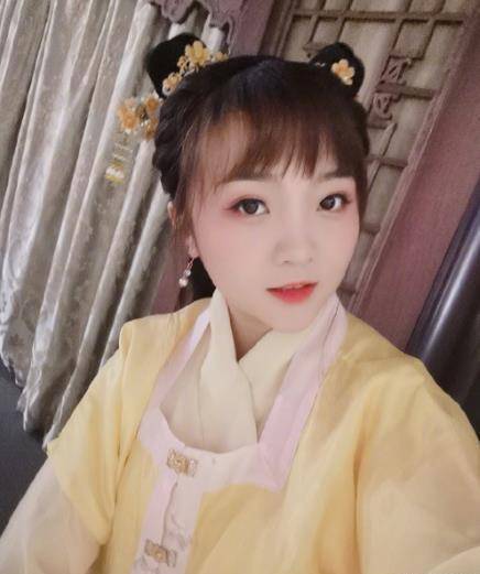 林妙可晒美照,穿一身鹅黄色汉服清新十足,减肥之后越来越漂亮_事情