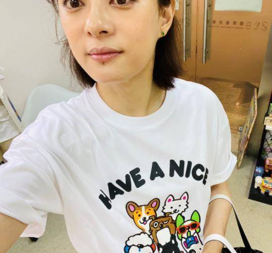 孙俪出书之后又卖"狗狗t恤",价格曝光很亲民,销量却过于真实_小时候