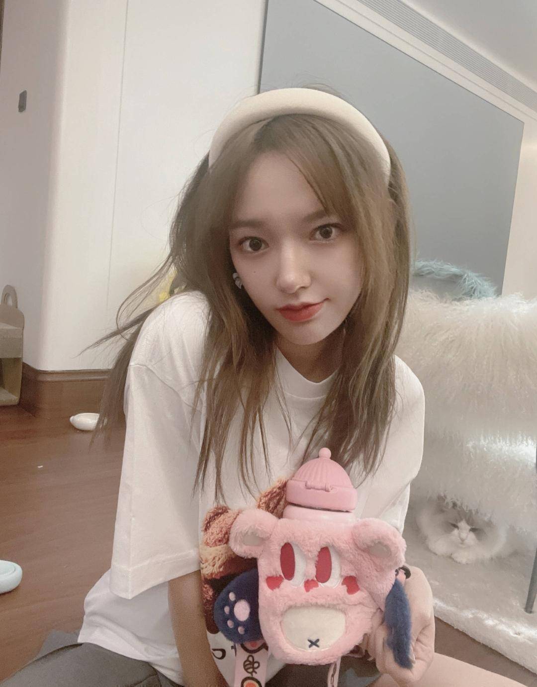 程潇打卡环球影城,拿小黄人雪糕拍游客照,饮料吸管上面蹭得都是口红