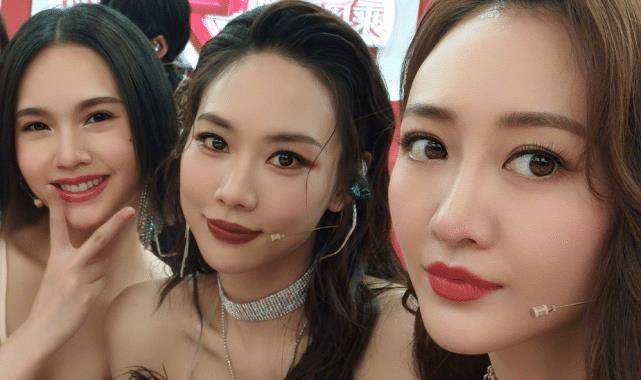 王鸥晒姐姐团"怼脸自拍",周笔畅牙上沾口红,40岁张柏芝浓妆惊艳了