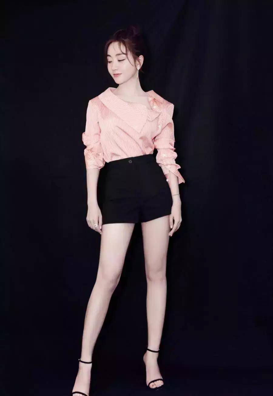 大秋季超短秀长腿, 身高160的杨蓉完胜172的关晓彤?_网友_缝纫机_黑色