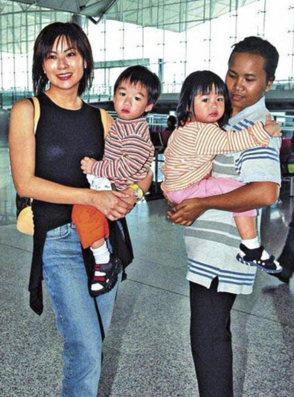 60岁港姐李美凤,穿白裙颜值冻龄,和24岁龙凤胎女儿同框太像姐俩_老公