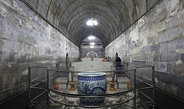 1956年定陵考古:金刚墙打开后散黑烟,考古人员放公鸡探路_毒气_墓室