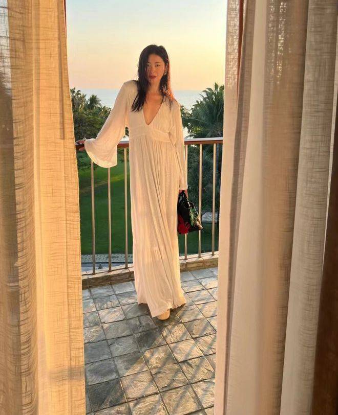 朱珠三亚度假,泳装亮相却遭身材质疑?