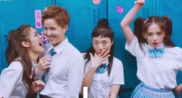 傅菁公开火箭少女校服照,杨芸晴笑成"表情包",杨超越全程搞怪_yamy