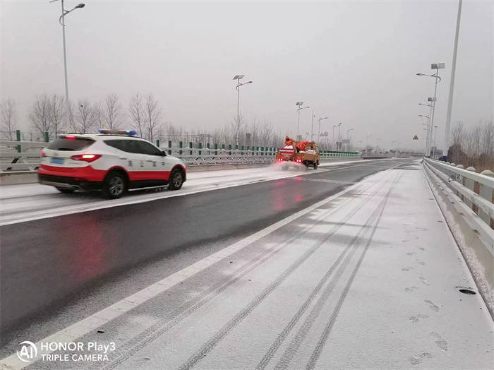 金湖县公路事业发展中心 以雪为令,彻夜除雪保畅通!