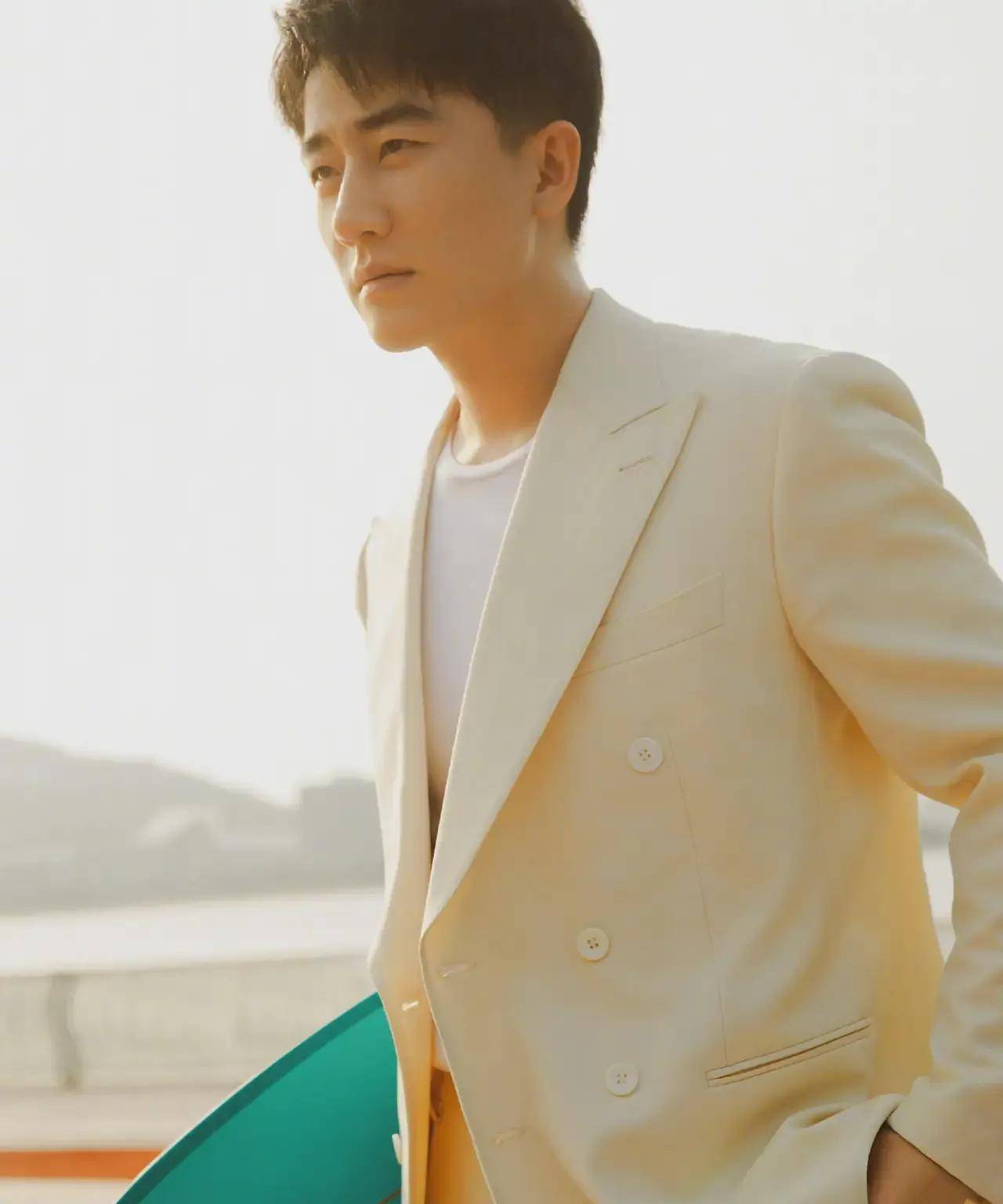 她戴口罩难掩普通,单眼皮o型腿和黄轩太不搭_黑色_低调_上衣