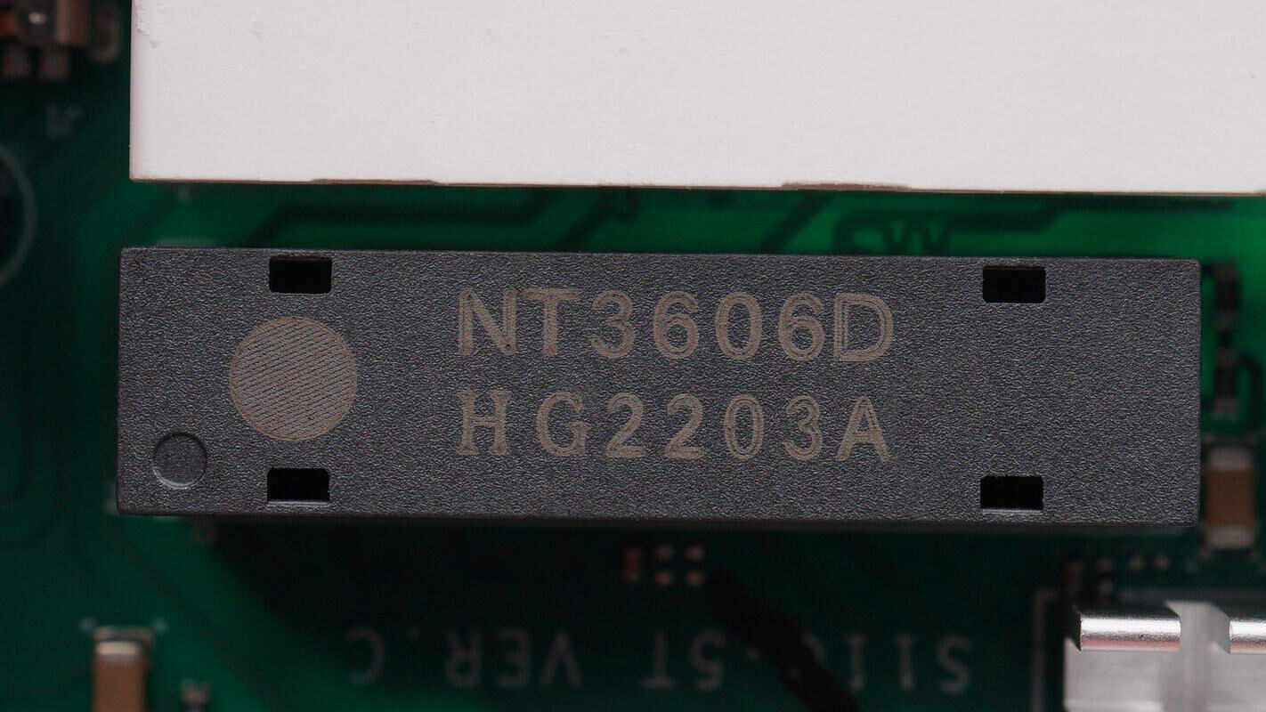 为交换芯片供电的同步降压电路特写,降压转换芯片丝印aa.