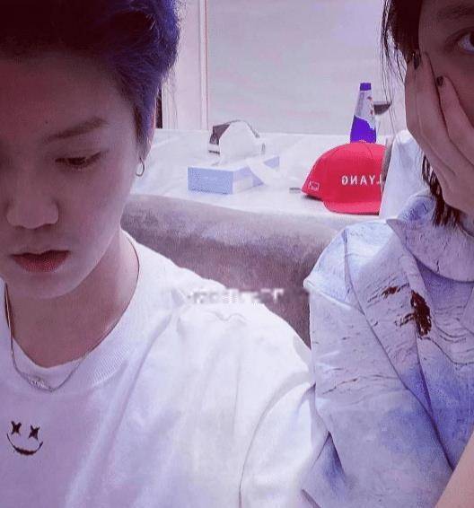 懒理鹿晗粉丝吃醋,关晓彤晒男友视角"吃红薯照",戴大框眼镜很清秀