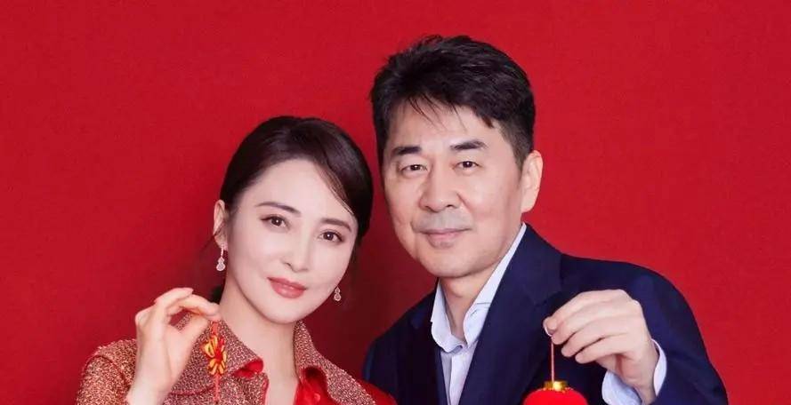 陈建斌,蒋勤勤两口子拍个照还那么腻歪,真让人羡慕呀_感情_夫妇_爱情
