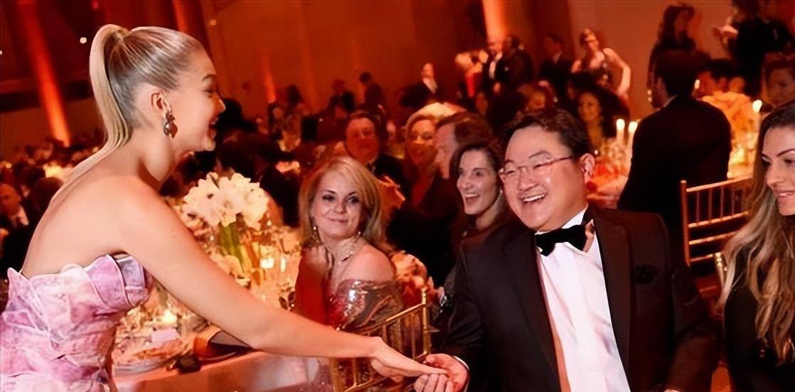 2009年,外籍华人富豪耗资千亿追巨星,至今被四国通缉