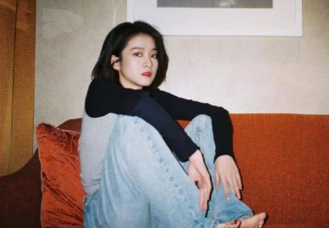 张雪迎在家拼乐高,光着脚坐姿像"女汉子",卧室内景首次曝光_一面_木质