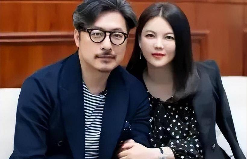 李湘炫耀家中鲜花,意外暴露男人胳膊,网友怀疑不是王岳伦的!