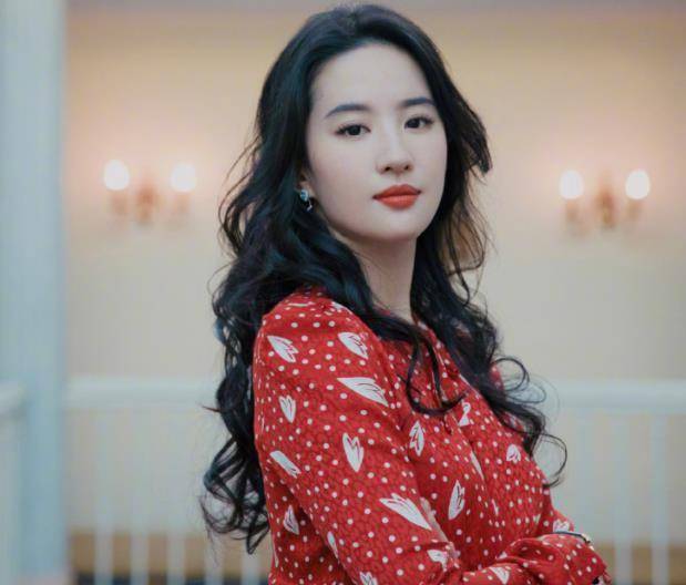 33岁刘亦菲拍宣传片,"十级滤镜"下变了样,超宽发缝遮不住_相机_品牌