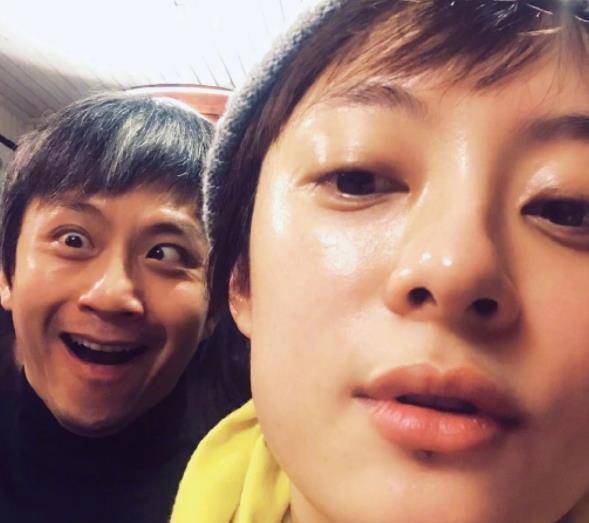 孙俪晒女儿,6岁小花妹妹写不好毛笔字哭了,靠在妈妈身上太软萌_孩子