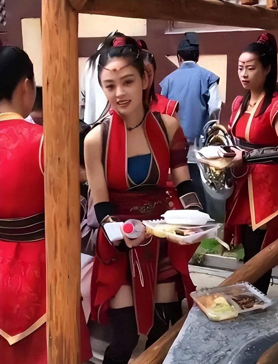 横店数十万群演:美女都成灾,裸替日一天3000,简直单身懒汉天堂_王宝强