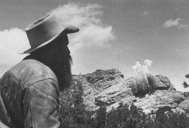 美国一家人要将一座山雕成印第安勇士"疯马",72年仅雕完了头部_雕像