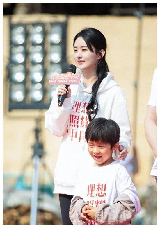 赵丽颖带娃出行,母子情深感动人,缺少父爱…_孩子_母爱_家庭