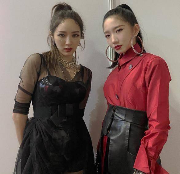 孟美岐晒晚会合影,与孟佳摆同款"冲天辫"pose,发际线太真实_舞台_合作