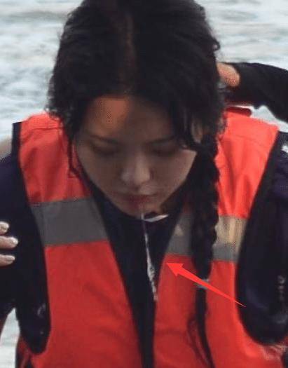 本来杨超越的成名之路就有很多争议,这又是第二次被拍到随地吐痰,个人