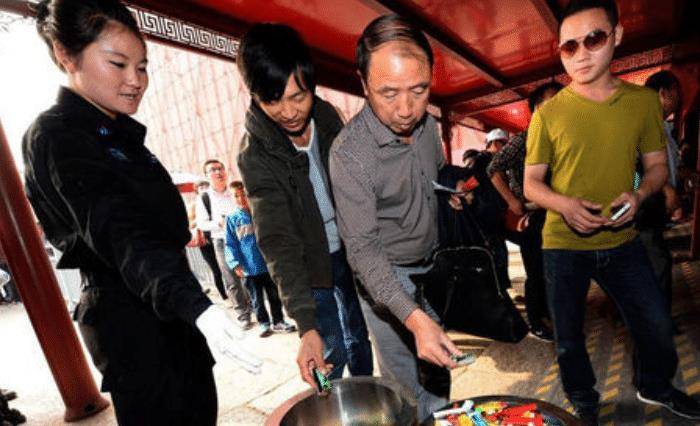 2013年法国总统乘车即将进故宫时,狠人单霁翔:拉闸