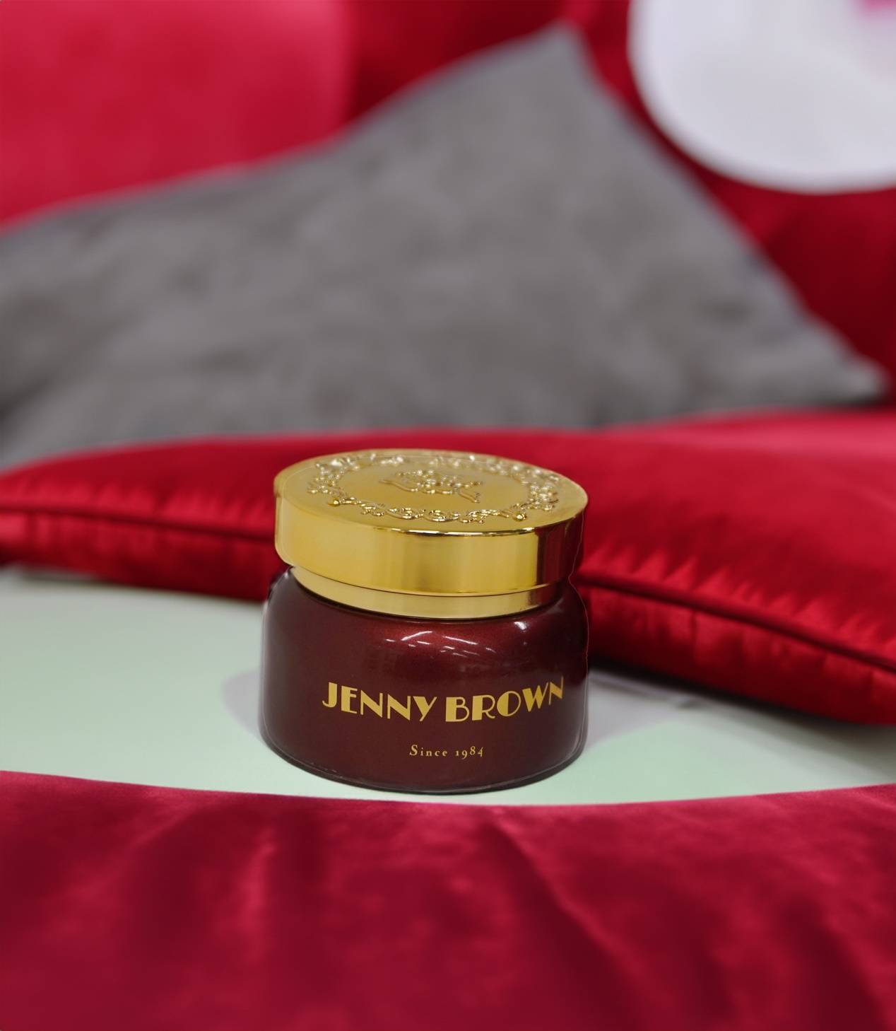 多喝水提高皮肤含水量,并使用一些修复性补水产品,以保持水分不流失.