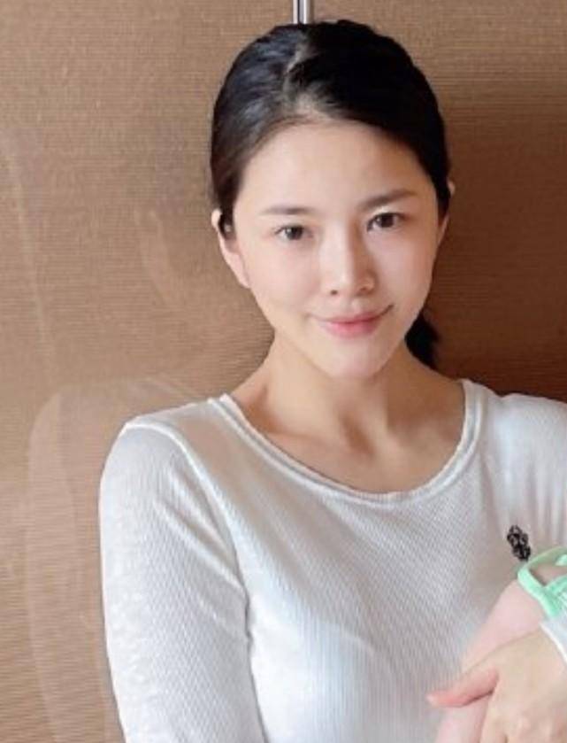 杜淳老婆王灿又晒美照,自称"小姐姐"语气俏皮,十级美颜后却被指:像