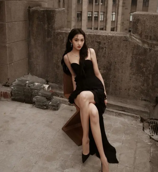 关晓彤真不给人留活路,坐下盘成"麻花腿"腿间却没挤出一丝赘肉_身材