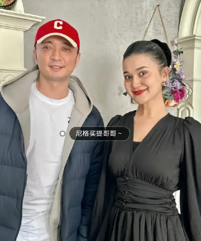 尼格买提回到新疆过年,家里富丽堂皇的,妹妹比迪丽热巴还漂亮!