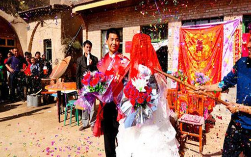 结婚当天,强子家紧锣密鼓的操办着婚礼,可女方静静却不见了踪影,静静