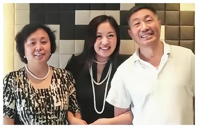 老戏骨杜源:青梅竹马妻子,结婚无绯闻,女儿他的骄傲.