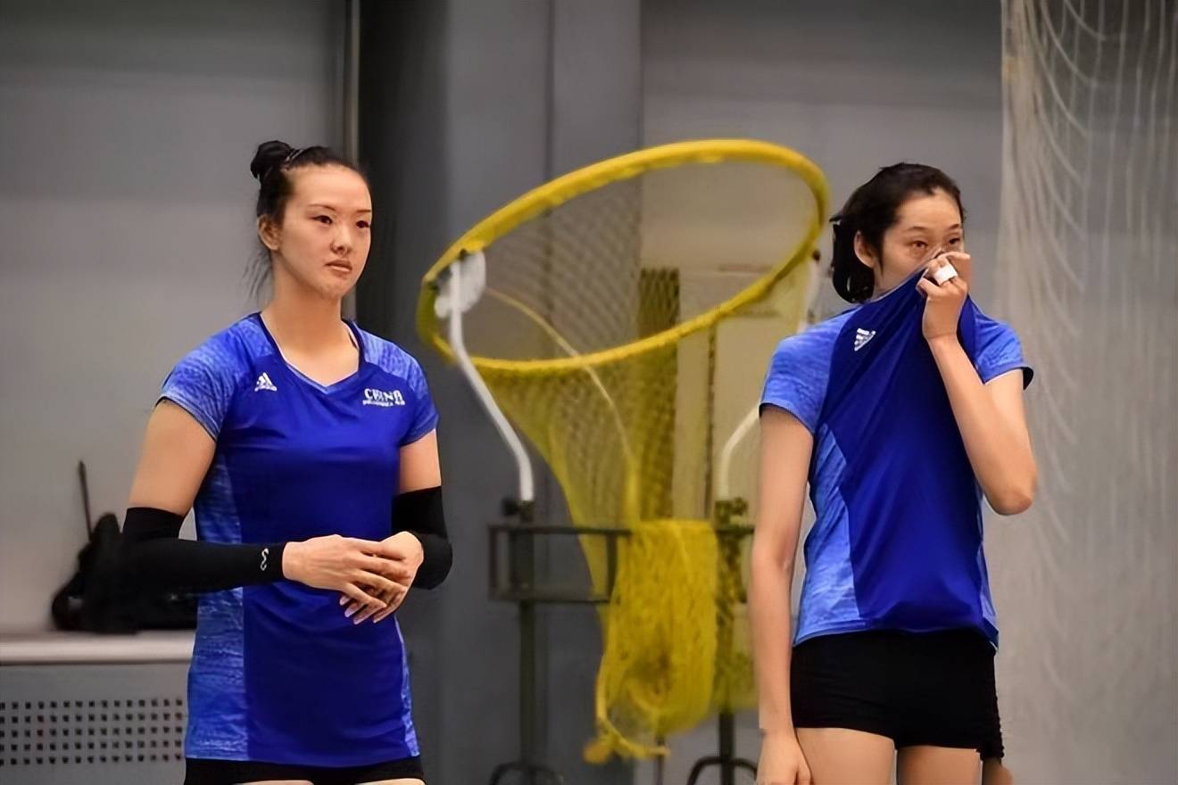 在当前的女排教练组成员中有着自己的哥哥张晨在内,这对于张常宁的