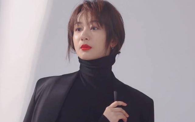 杨紫"红唇大片"出炉,利落短发尽显28岁轻熟范,跷二郎腿好霸气_变化