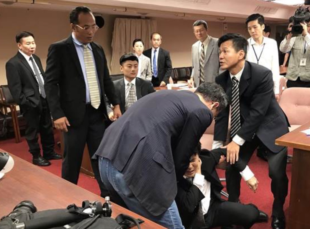 韩国瑜曾暴打陈水扁,后者淡然一笑,还喊赖清德,柯文哲