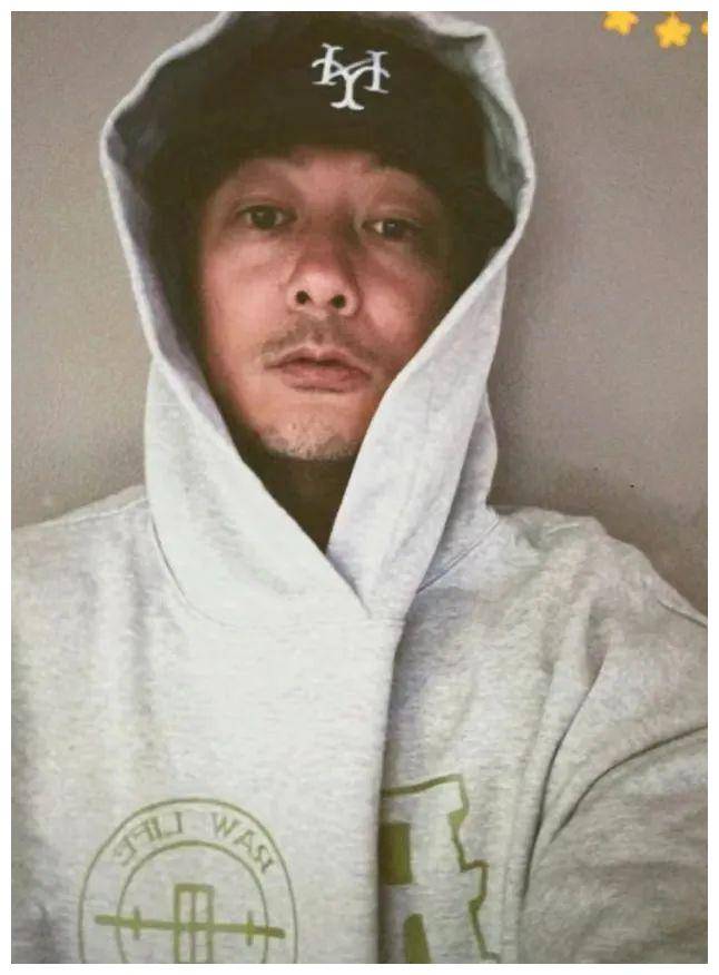 42岁余文乐近照变样,胡子花白皱纹深,断崖式衰老快认不出_网友_动态