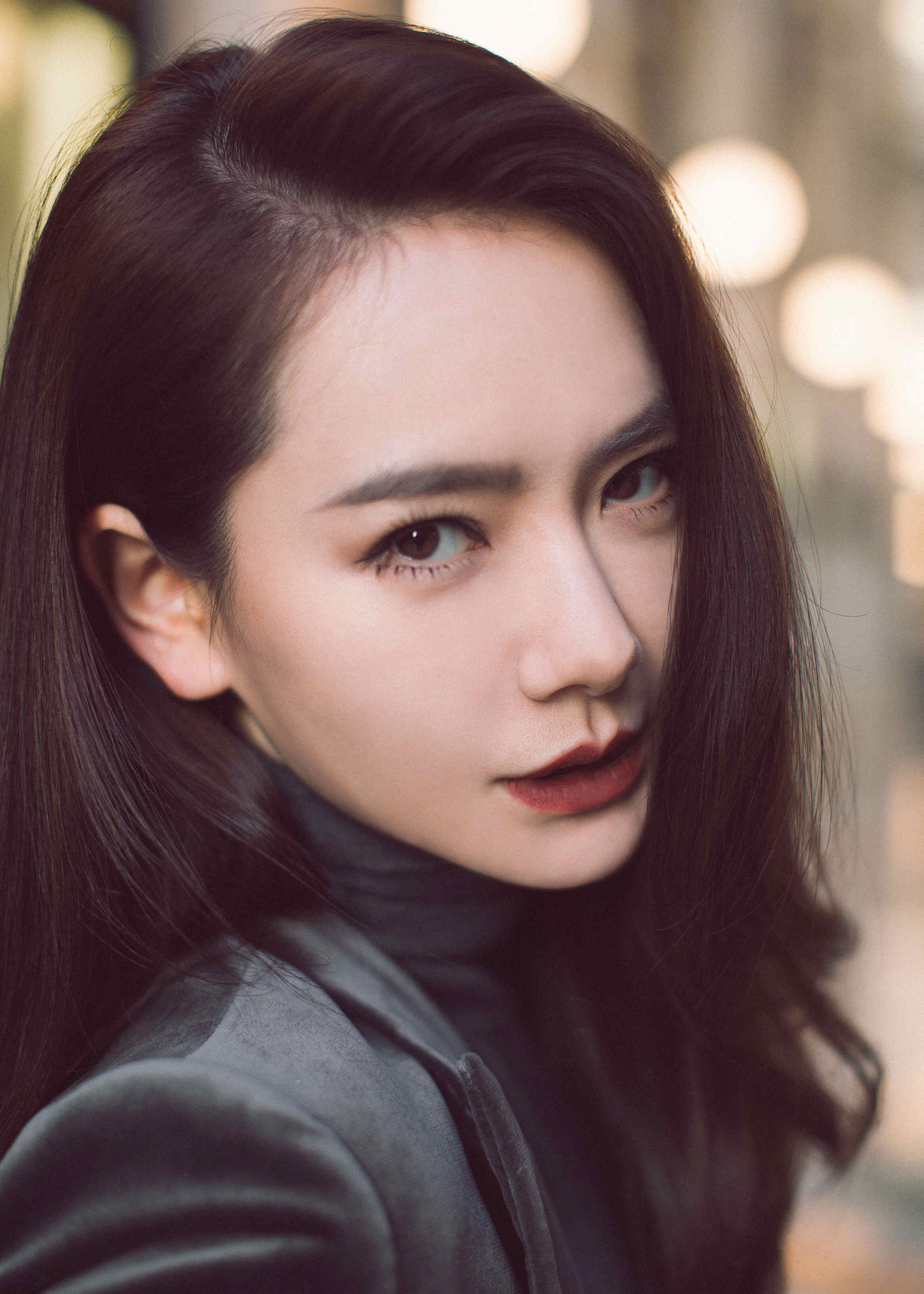 戚薇出席时装周状态不佳引热议!