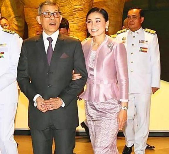 泰国41岁王后苏提达私密泳池戏水照曝光,碾压废妃诗妮娜_国王_生活