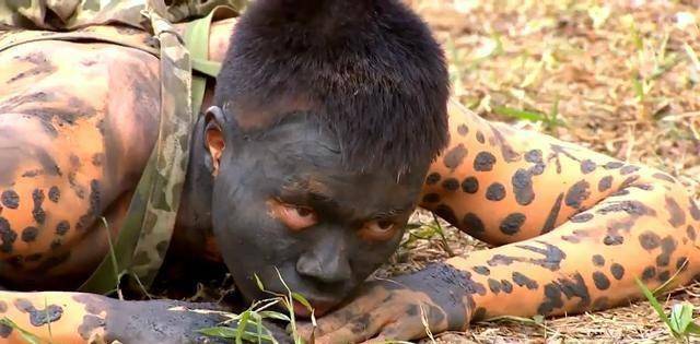 隐秘潜入我军阵地,野外如厕露马脚被歼_张建平_士兵_进行