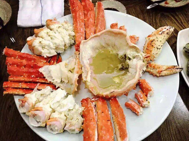 在众多海鲜中,帝王蟹是进口食材,无论是运输成本还是价格都比较的高