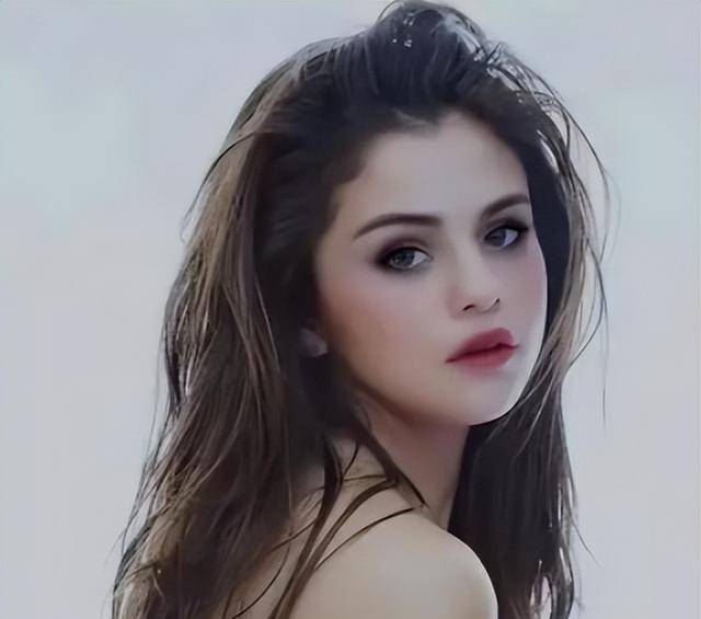 赛琳娜回应身材变化争议!泳装对比照身材不再完美,真实之美.