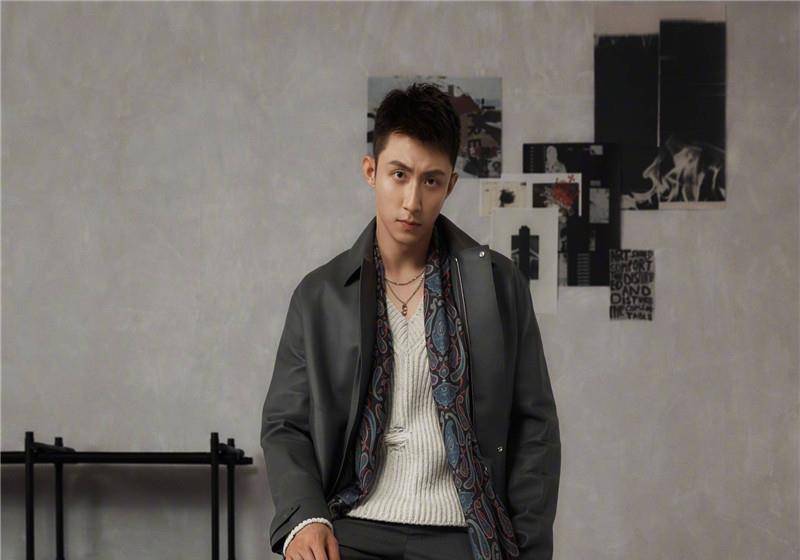 黄景瑜探班迪丽热巴?两位流量明星恋情惹争议,粉丝回应称吃瓜需谨慎.