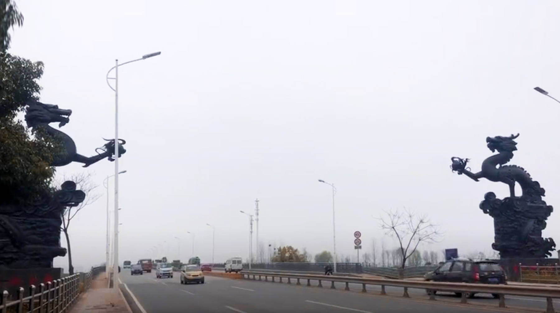 来到盘龙城大桥,自驾与乘坐公共交通都很便捷.