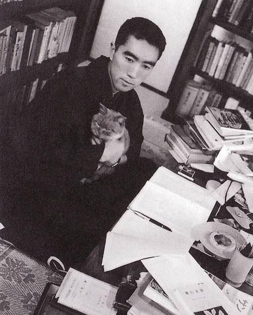 跟随在他身边的盾会成员森田必胜补了三刀都没能砍下他的头,切腹后很