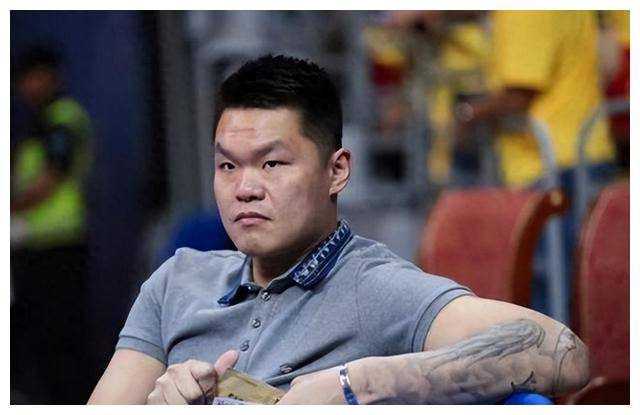 朱芳雨点评中国男篮14人名单，一位球员表现出色，赞不绝口。