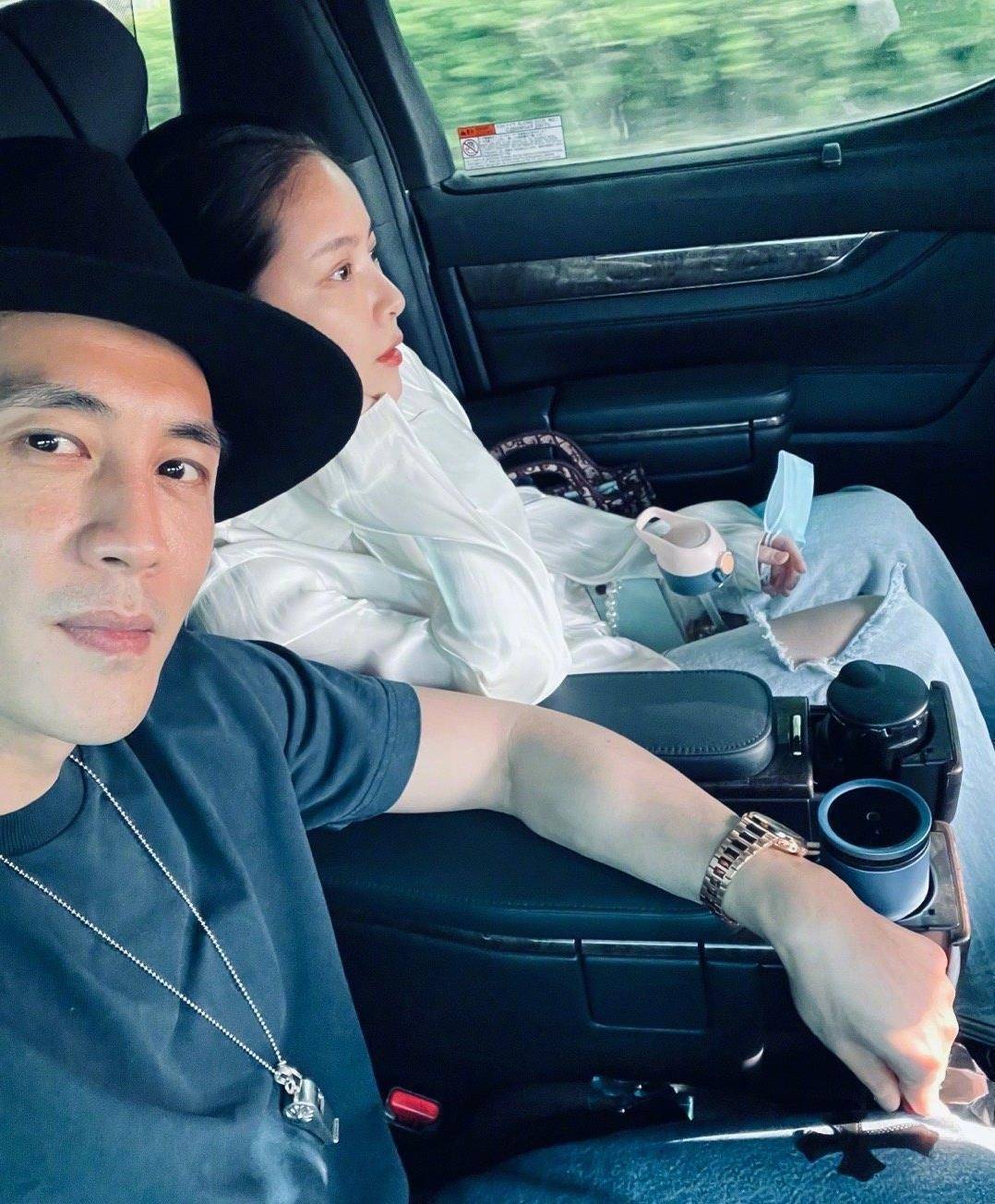 杜淳妻子晒一家三口幸福照,王灿单手抱娃力气十足,小蛋饺帽子才十几元