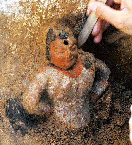 那是1994年的夏天,当时北京潘家园这边突然出现了许多的北魏陶俑,当时