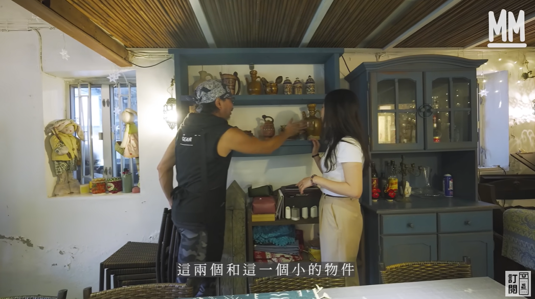 天花板上挂着的灯,是他从摩洛哥手提带回来的;客厅里也摆放了一堆在